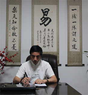伊惠教授正在为客户专心策划